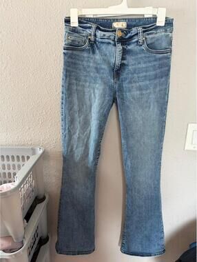 Kut from the Kloth Natalie Fab Ab Bootcut Jeans size 10. Inseam is 32in
